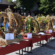 ŚWIĘTO DOŻYNKOWE WIEŃCAMI ZDOBIONE